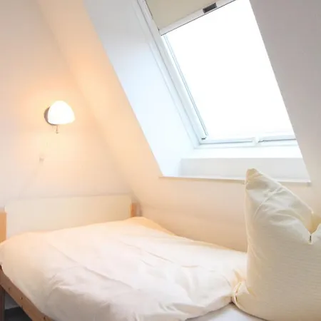 Hafenhaeuser - 9 Strandlaeufer * Breege